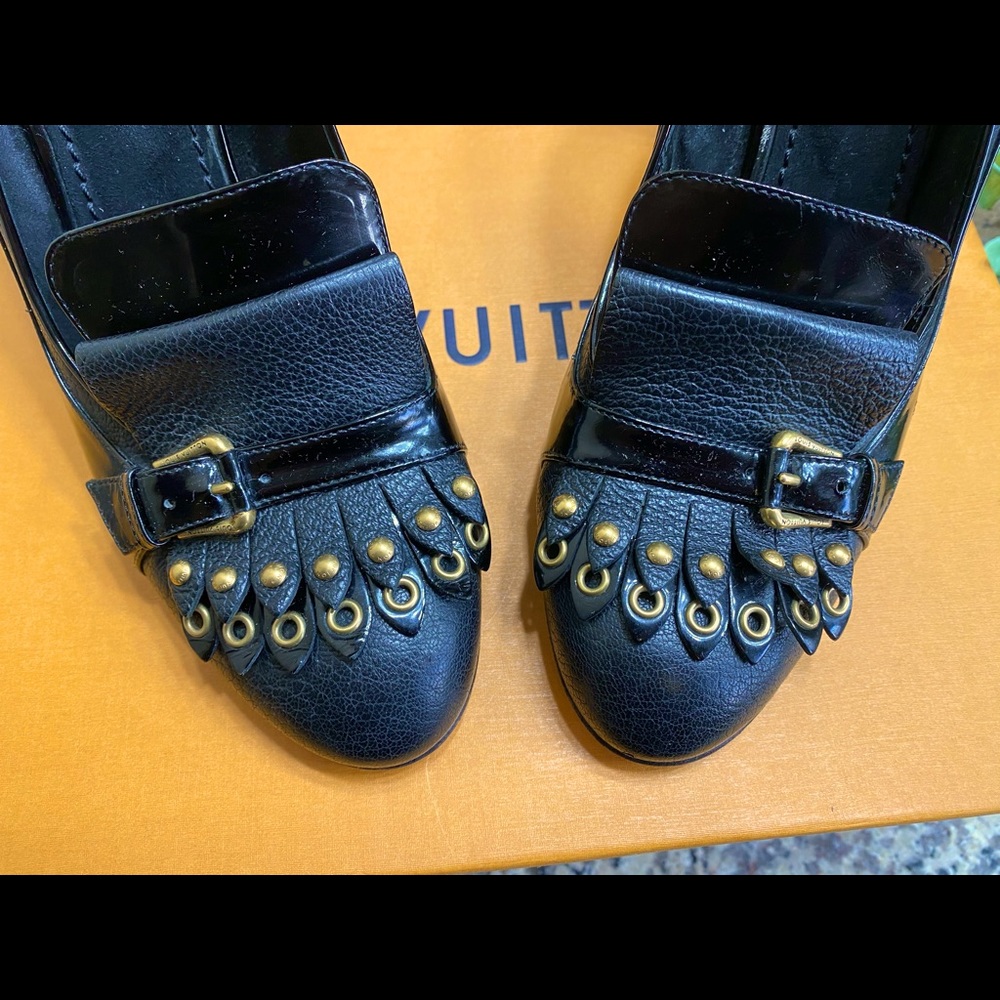 Louis Vuitton black leather/patent pumps